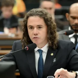 Senador envia R$ 210 milhões em emendas a obra com empresas de ex-funcionário na PB