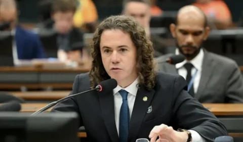Senador envia R$ 210 milhões em emendas a obra com empresas de ex-funcionário na PB
