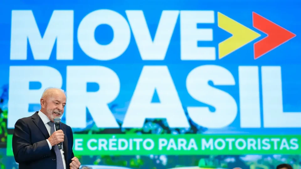 Lula prorroga crédito de R$ 30 bi para motoristas de aplicativo e inclui vans escolares