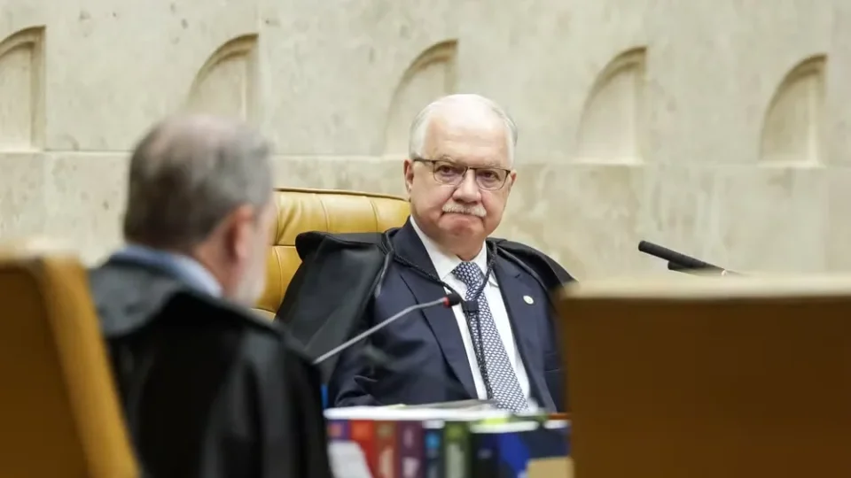 Fachin dá 72 horas para Mendonça responder a pedido da AGU contra afastamento de diretores da PF