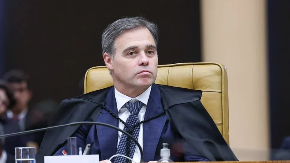 PF espera há seis meses decisão de Mendonça para rastrear dinheiro do Master