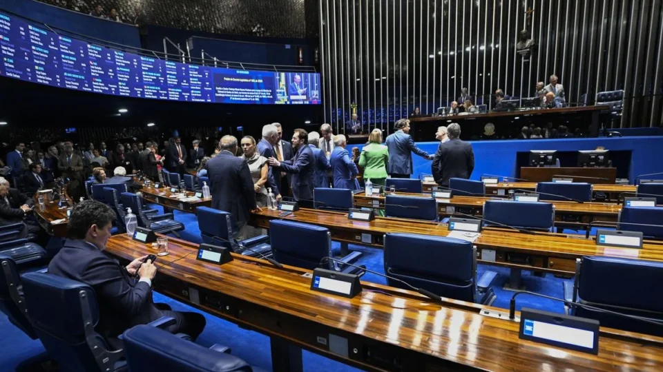 CCJ do Senado vota fim da escala 6×1; o que pode mudar na jornada e nos salários?