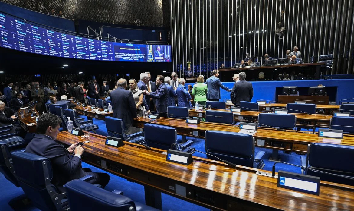 CCJ do Senado vota fim da escala 6×1; o que pode mudar na jornada e nos salários?