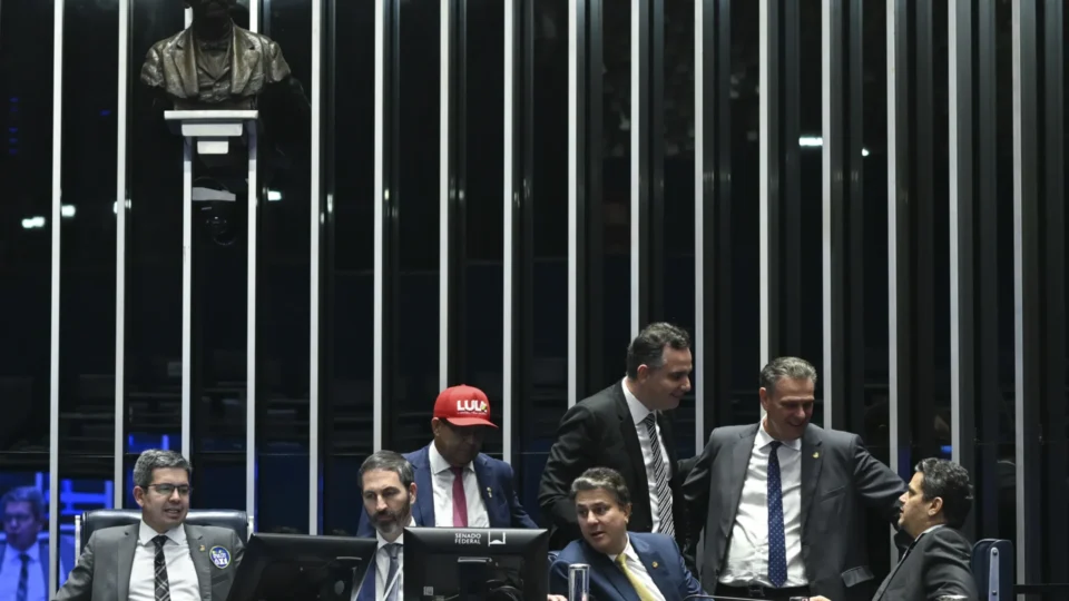 Governo articula sessão extra para votar fim da escala 6×1 no Senado antes das eleições