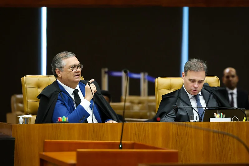 Ministro Flávio Dino decide reintegrar chefe da PF