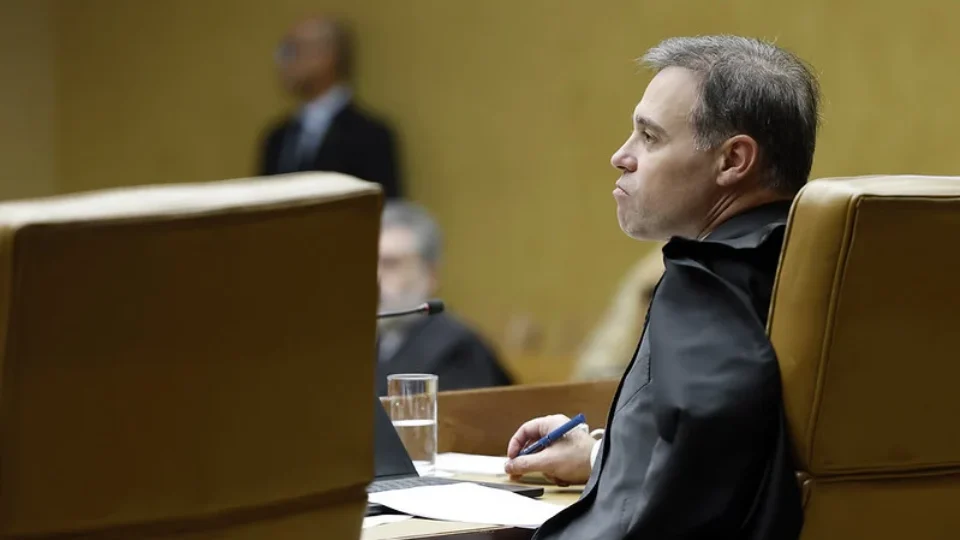 AGU diz que Mendonça usurpou competência de Fachin ao afastar cúpula da PF