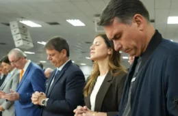 Nove dias após condenação, Tarcísio é alvo de nova ação eleitoral por ato em igreja