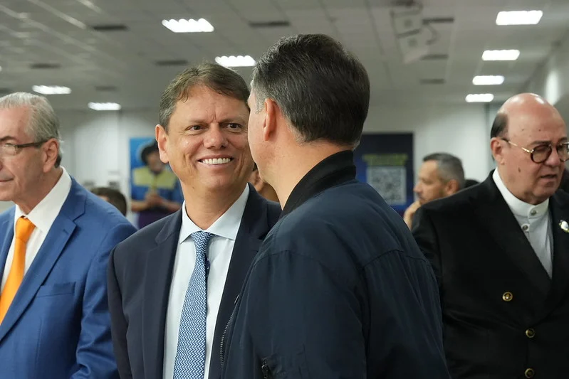 Flávio Bolsonaro, Tarcísio de Freitas