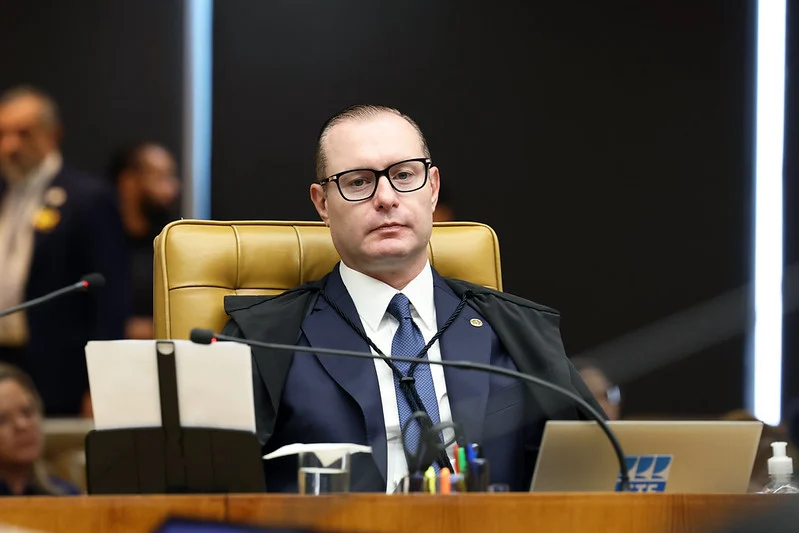 Ministro Cristiano Zanin em sessão plenária extraordinária do STF. Foto: Rosinei Coutinho/STF