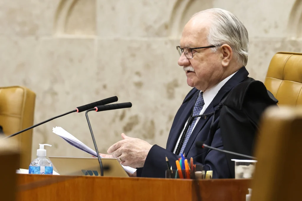 Dino questiona comando de Fachin durante sessão tumultuada no STF