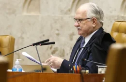 Dino questiona comando de Fachin durante sessão tumultuada no STF