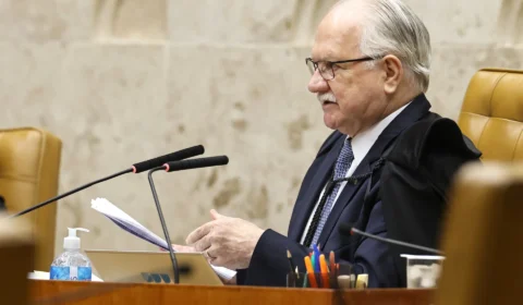 Dino questiona comando de Fachin durante sessão tumultuada no STF