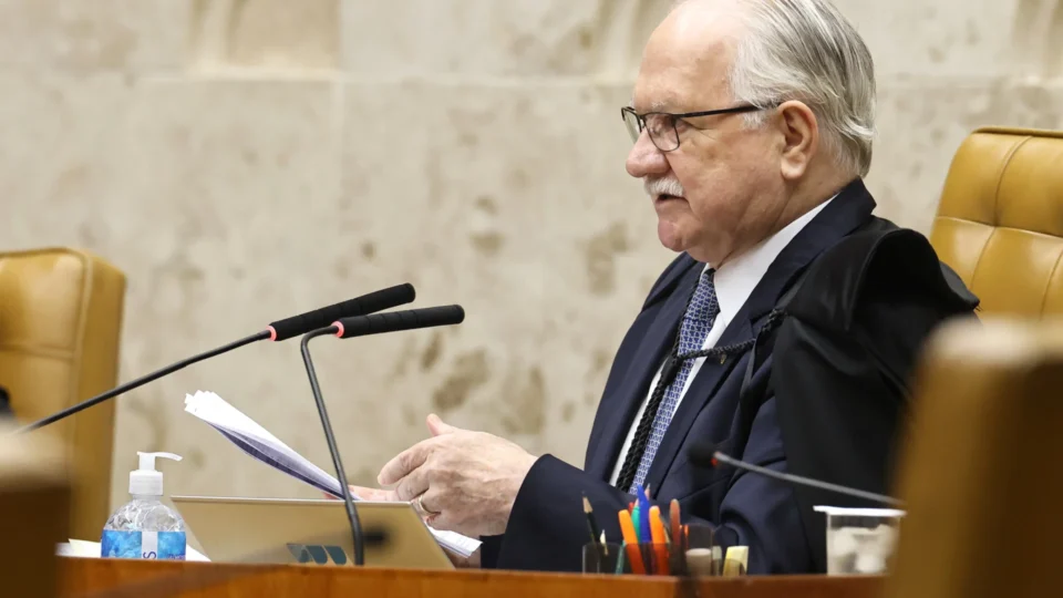Dino questiona comando de Fachin durante sessão tumultuada no STF