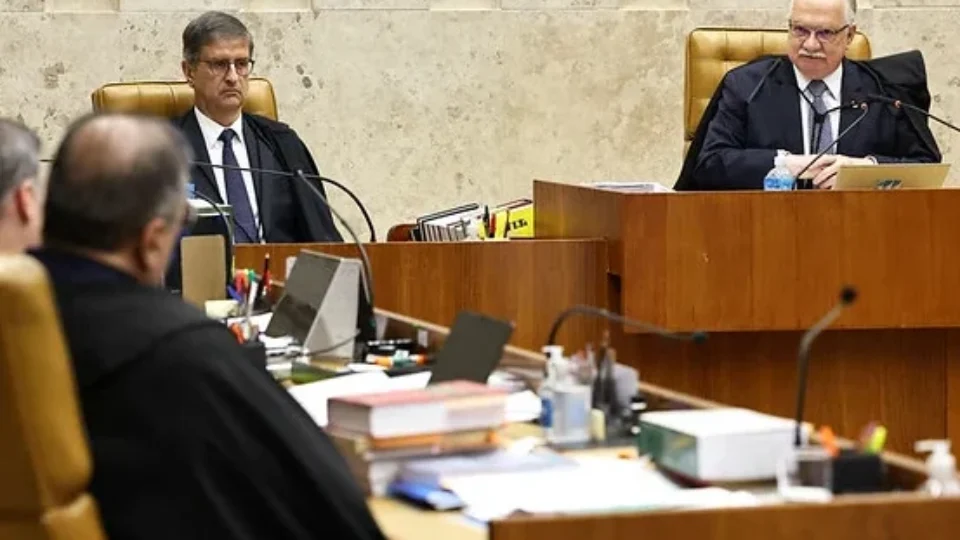 Dino procura Fachin no intervalo e diz que críticas não foram de cunho pessoal