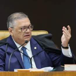 Bancada de Flávio mira Dino após ministro avançar sobre corrupção em emendas e Master