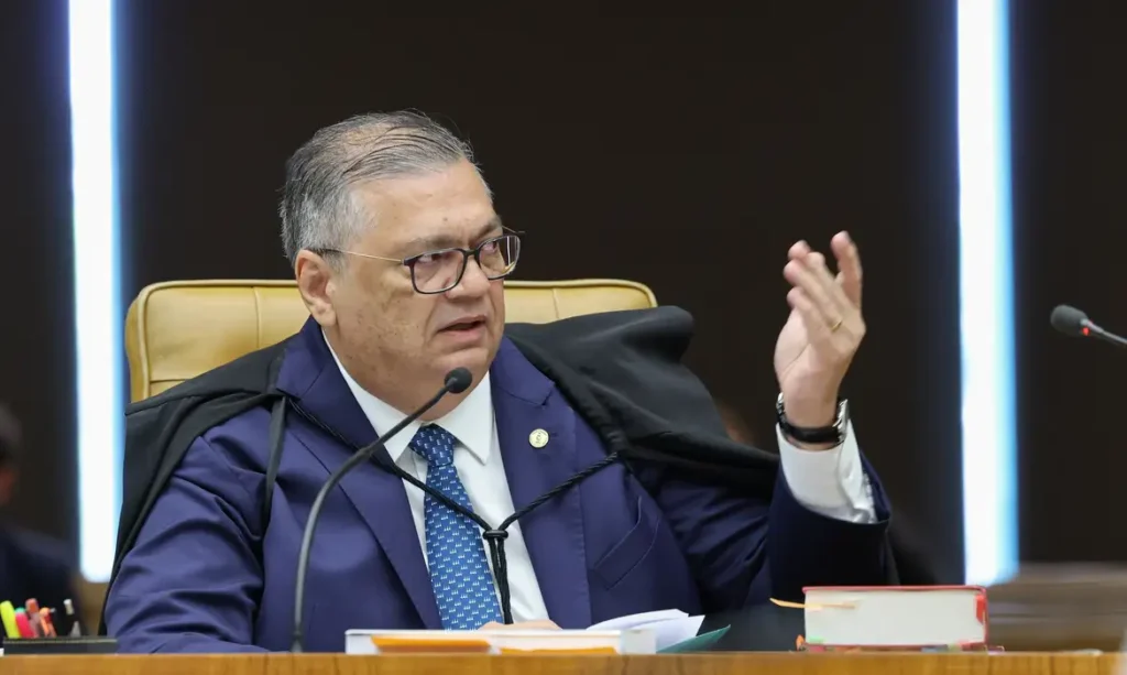 Pedido de vista de Dino incomoda campanha de Lula em meio à crise no STF