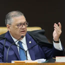 Pedido de vista de Dino incomoda campanha de Lula em meio à crise no STF