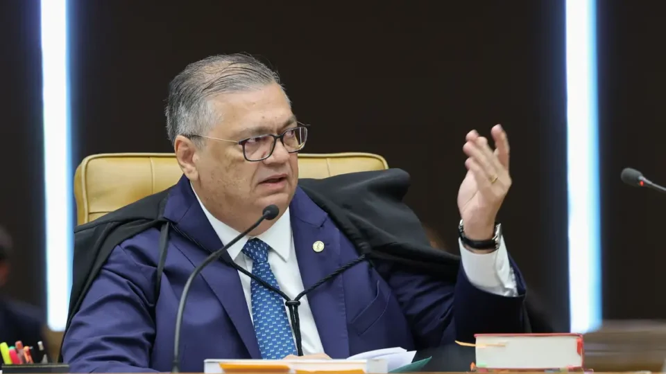 Pedido de vista de Dino incomoda campanha de Lula em meio à crise no STF