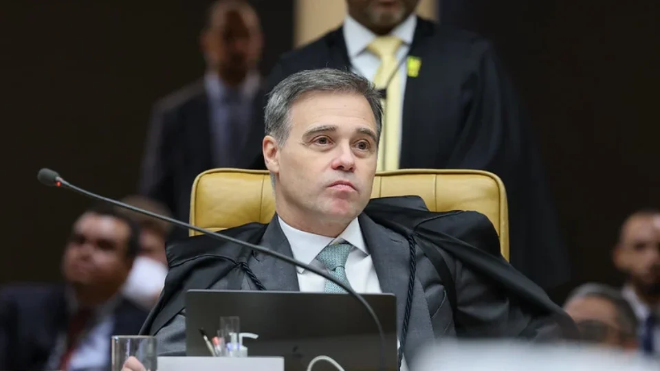 Sozinho e o último a sair, Mendonça fica isolado frente a colegas que ameaçam expor tudo e todos