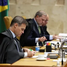 Mendonça pede a Fachin arquivamento de acusações contra si e apuração contra Moraes