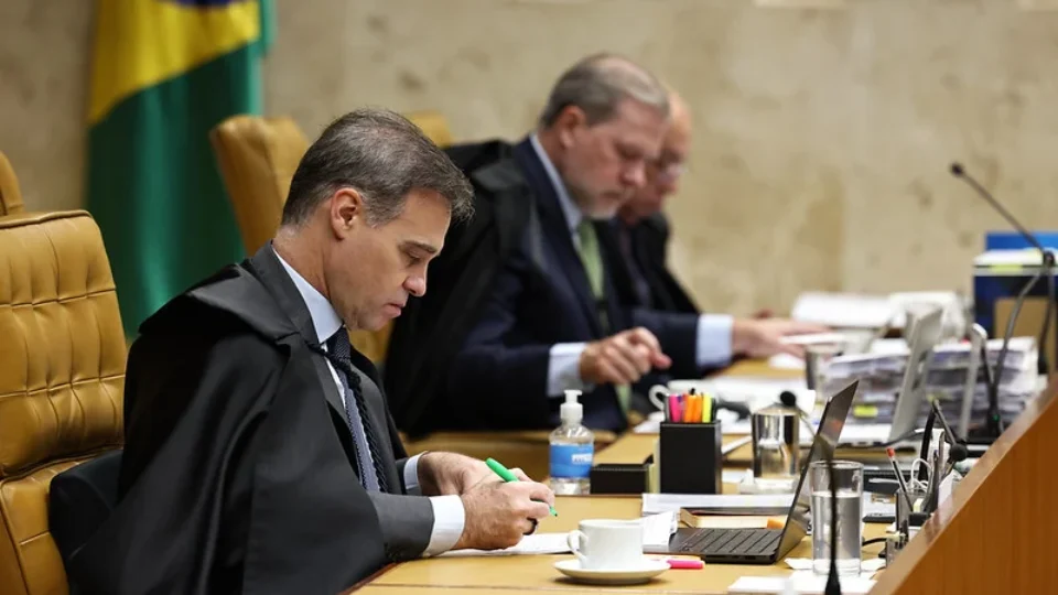 Mendonça pede a Fachin arquivamento de acusações contra si e apuração contra Moraes