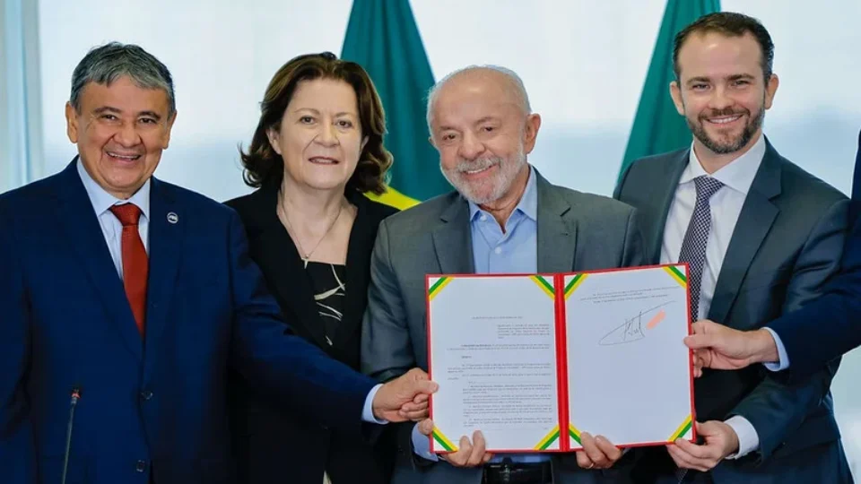 Lula anuncia reajuste de 15% no Bolsa Família; veja o novo valor