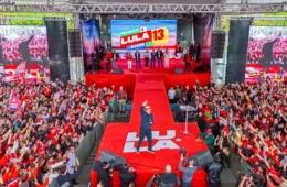Sob chuva, ato de Lula reúne apoiadores e marca resistência à extrema direita em SC