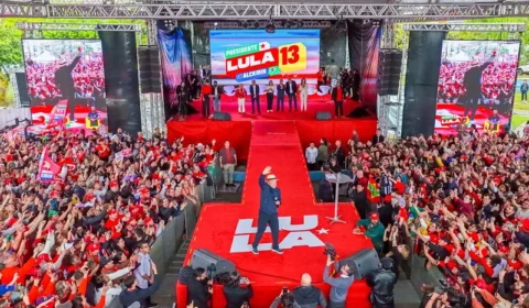 Sob chuva, ato de Lula reúne apoiadores e marca resistência à extrema direita em SC