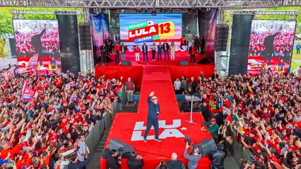 Sob chuva, ato de Lula reúne apoiadores e marca resistência à extrema direita em SC