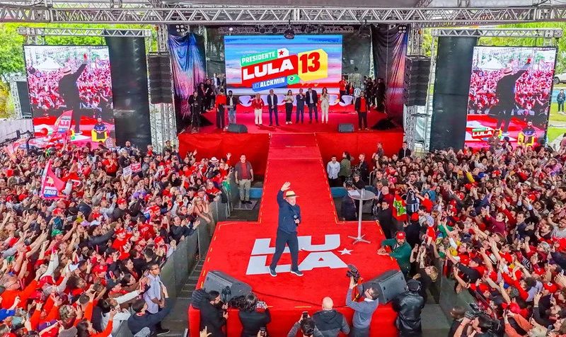 Sob chuva, ato de Lula reúne apoiadores e marca resistência à extrema direita em SC