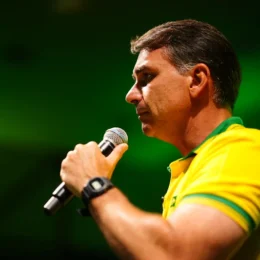 Empresas do interior de SP indicam votos em Flávio Bolsonaro a funcionários 