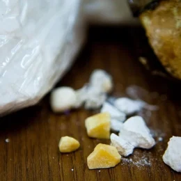 Drogas inéditas são identificadas em amostras de saliva coletadas em festas de SP