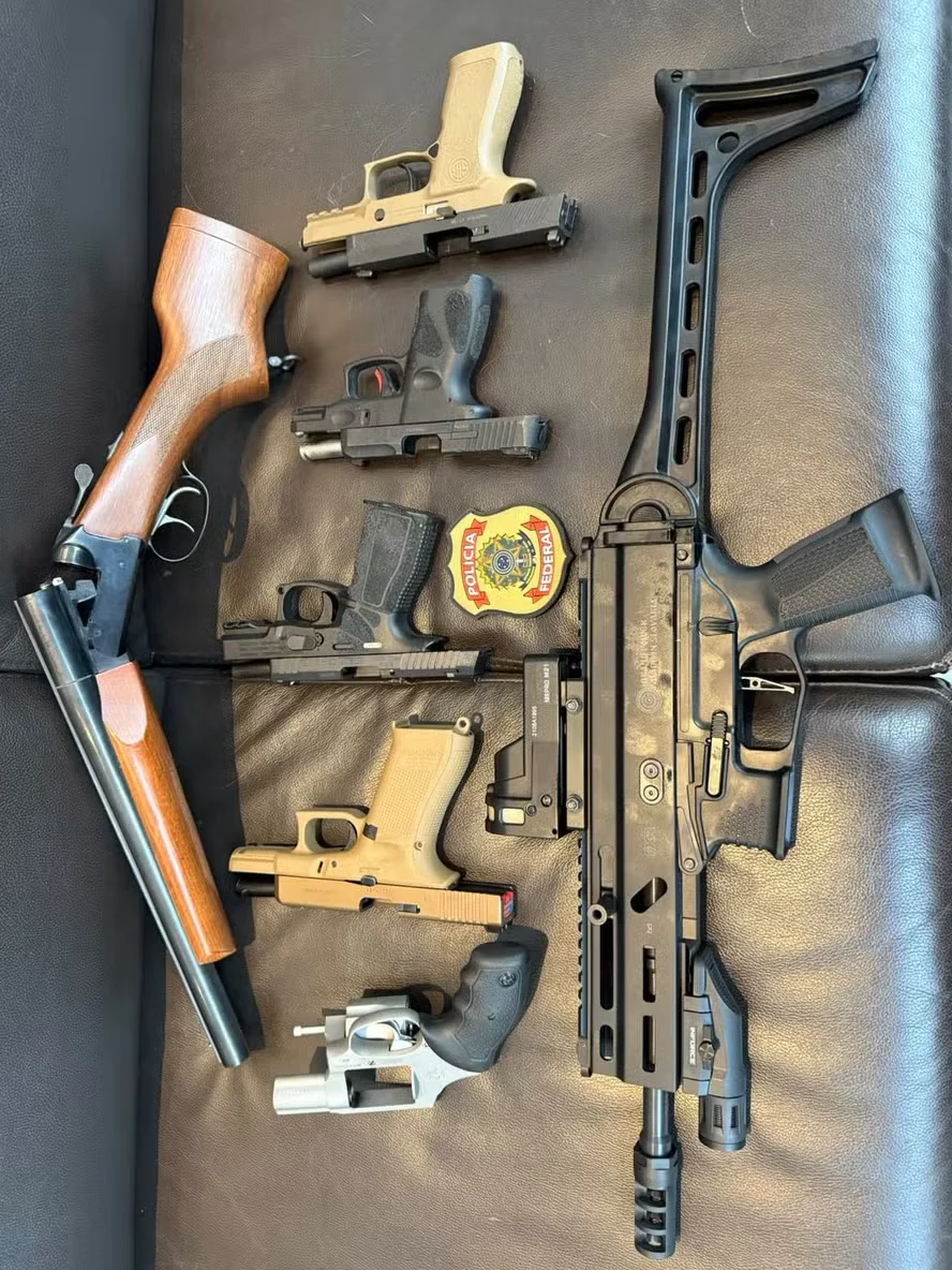 Armas do deputado federal Mario Frias apreendidas pela PF — Foto: Divulgação