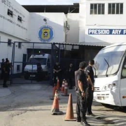 Sistema carcerário transfere bilhões em custos para famílias de presos