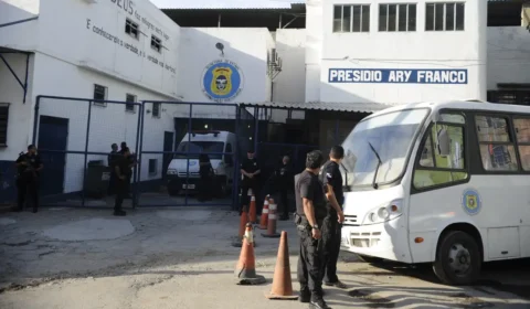 Sistema carcerário transfere bilhões em custos para famílias de presos