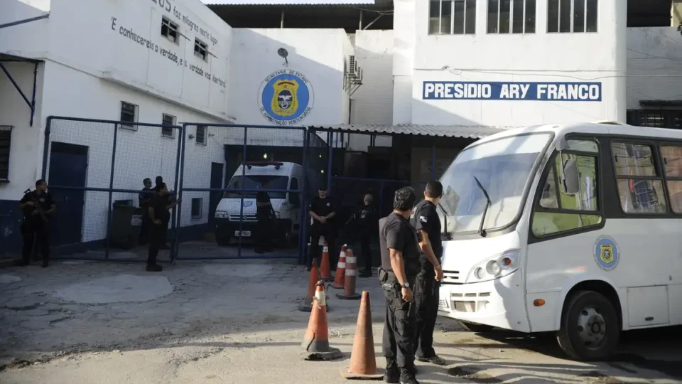 Sistema carcerário transfere bilhões em custos para famílias de presos