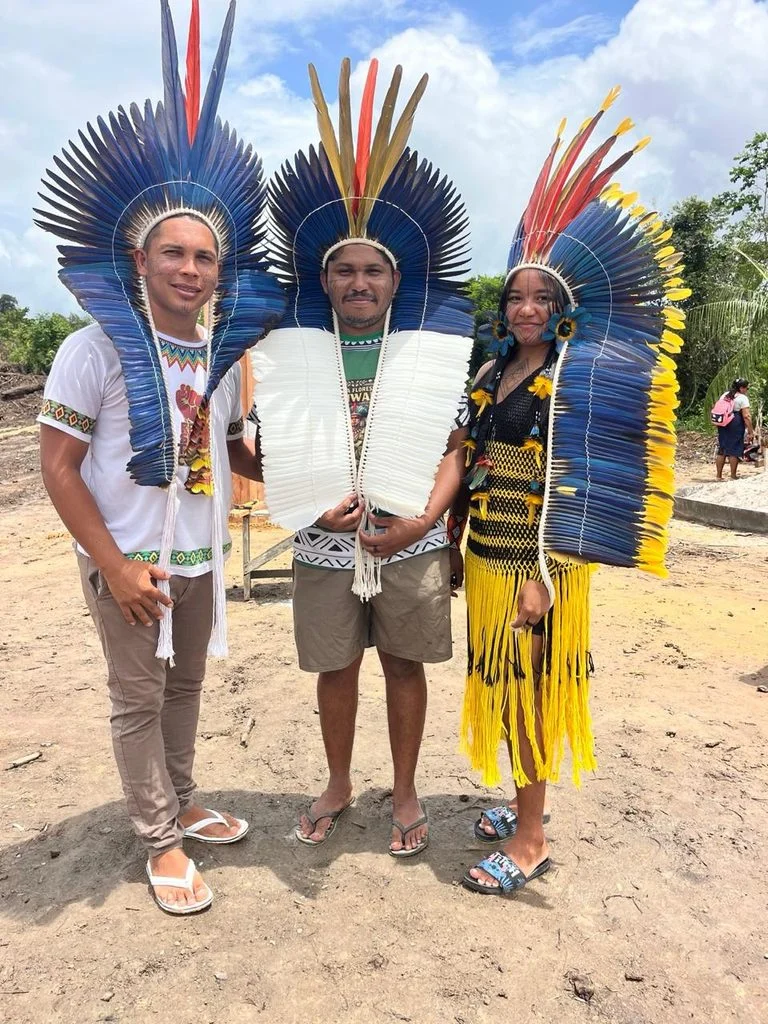 À esquerda, o cacique Paulo Zywa Hu Turiwara, que após se mobilizar contra a presença de seguranças armados dentro de seu território foi denunciado pela Polícia Civil, setenciado pela Justiça a cumprir medidas cautelares, como o uso de tornozeleira (Foto: Cedida)