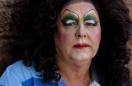 Agricultor do Paraná é retratado pelo filho como drag queen em exposição em SP