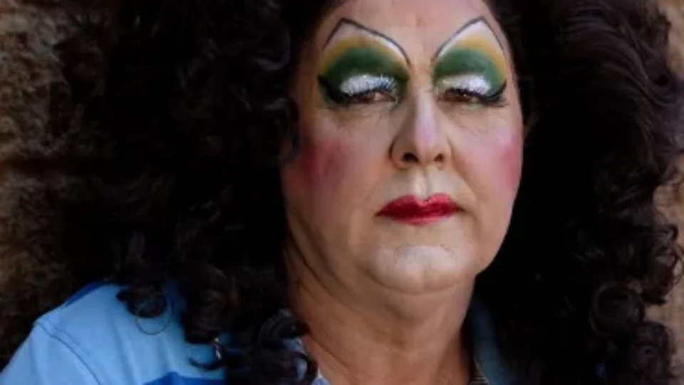Agricultor do Paraná é retratado pelo filho como drag queen em exposição em SP