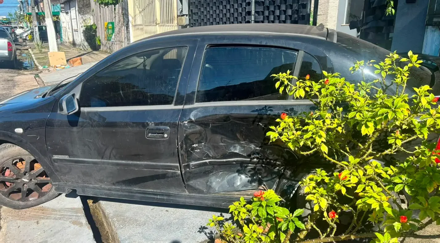 Carro de Marcos Pedroso foi atingido durante a madrugada, após homens rondarem sua casa. Por: Arquivo Pessoal