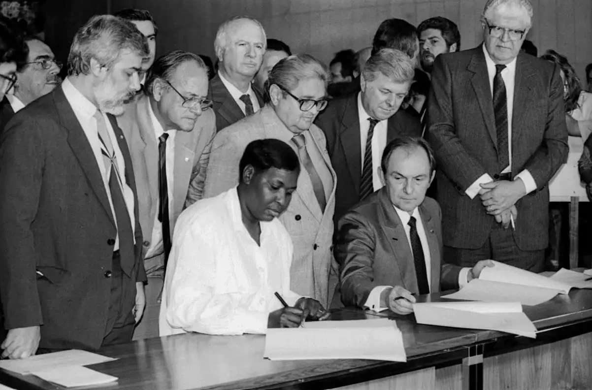 Benedita da Silva foi a única mulher negra entre os 487 deputados constituintes que assinaram a Constituição Federal de 1988. Crédito: Agência Senado