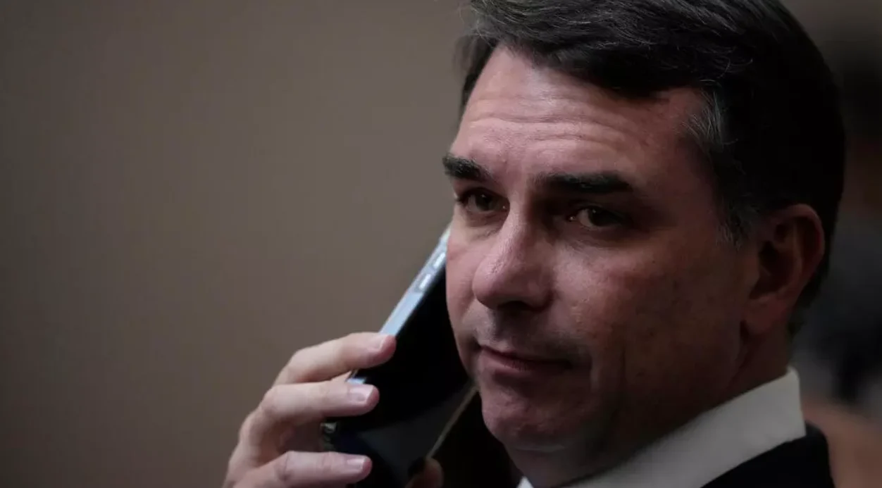Flávio Bolsonaro fragilizado por novos escândalos financeiros. AP - Eraldo Peres