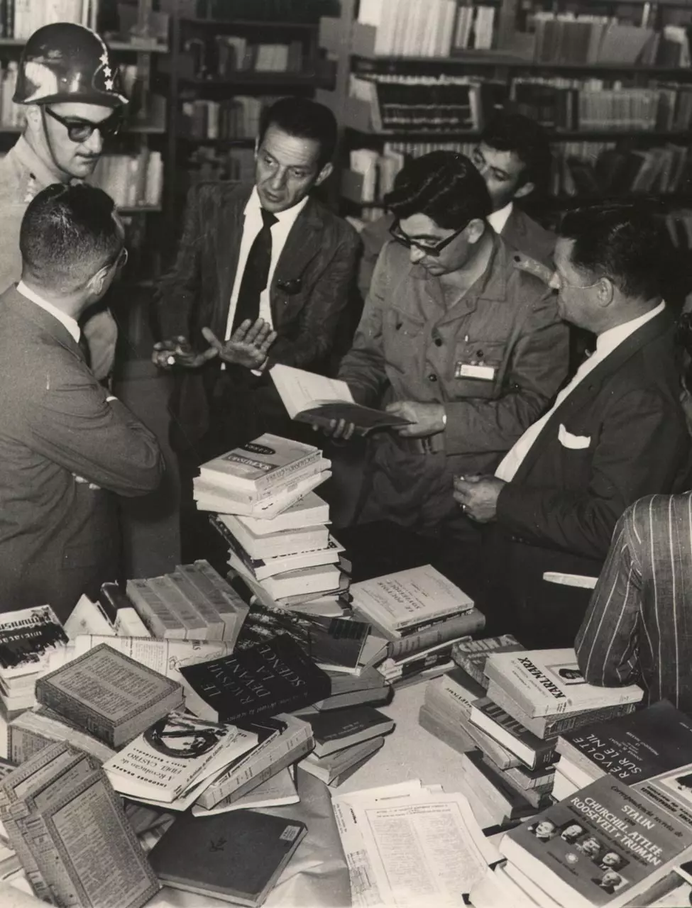 Durante o regime militar, agentes apreenderam livros considerados subversivos na Universidade de Brasília no ano de 1964. Fonte: Memórias da Ditadura