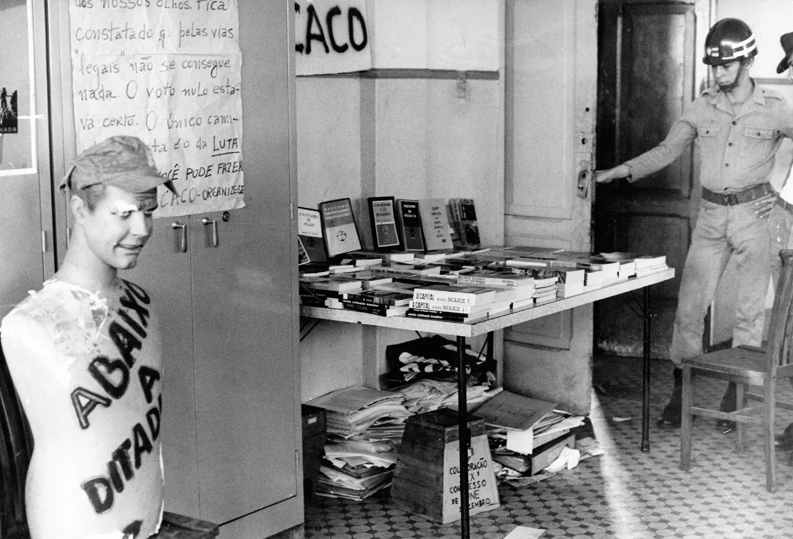 No ano de 1968, durante a ditadura civil-militar, o Exército Brasileiro apreendeu livros e materiais de protesto de diretórios acadêmicos em universidades no Rio de Janeiro. Foto: Arquivo Nacional