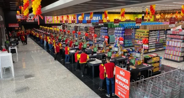 Justiça condena rede de supermercados por aplicar escala 9×1 e servir comida estragada