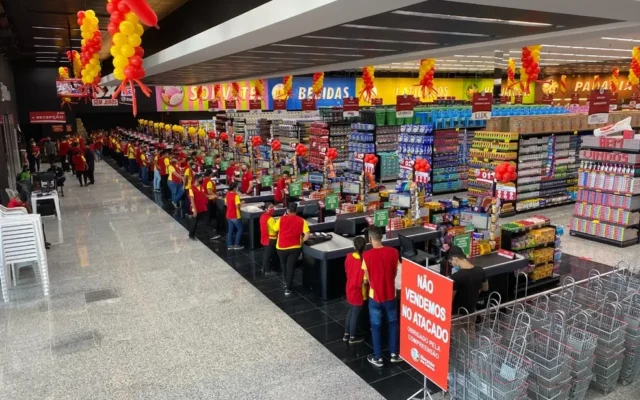 Justiça condena rede de supermercados por aplicar escala 9×1 e servir comida estragada