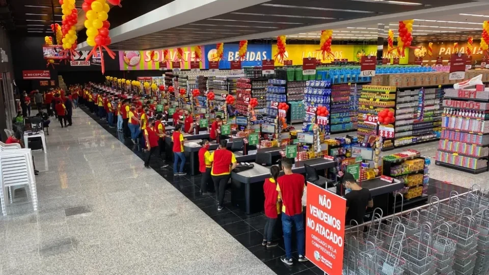 Justiça condena rede de supermercados em Manaus por aplicar escala 9×1 e servir comida estragada
