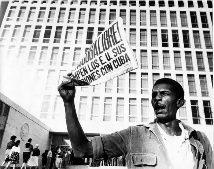 Em janeiro de 1961, um vendedor de jornais exibe em Havana a edição do jornal Revolución que anunciava o rompimento das relações diplomáticas entre Estados Unidos e Cuba. Foto: Roberto Salas