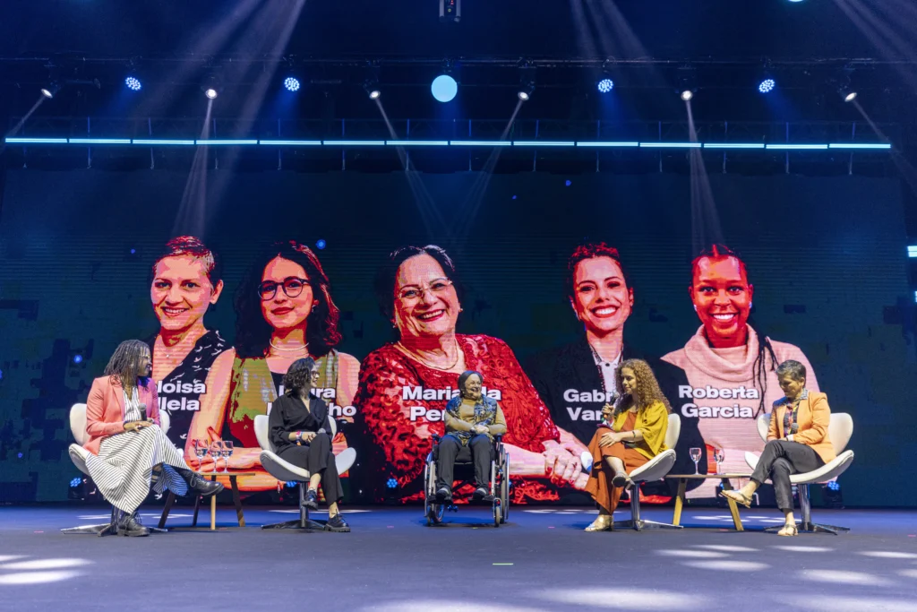 No Palco do Despertar 2026, jornalistas e Maria da Penha Maia Fernandes discutem a importância do olhar às mulheres e da Lei nº 11.340/2006, a principal legislação brasileira criada para prevenir, punir e erradicar a violência doméstica e familiar contra a mulher. Foto: Oficina de Imagens / ICL No Palco do Despertar 2026, jornalistas e Maria da Penha Maia Fernandes discutem a importância do olhar às mulheres e da Lei nº 11.340/2006, a principal legislação brasileira criada para prevenir, punir e erradicar a violência doméstica e familiar contra a mulher. Foto: Oficina de Imagens / ICL