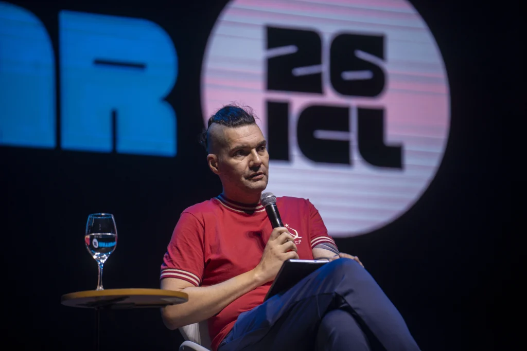 João Carvalho, historiador e educador popular, no palco do Despertar 2026. Foto: Oficina de Imagens / ICL